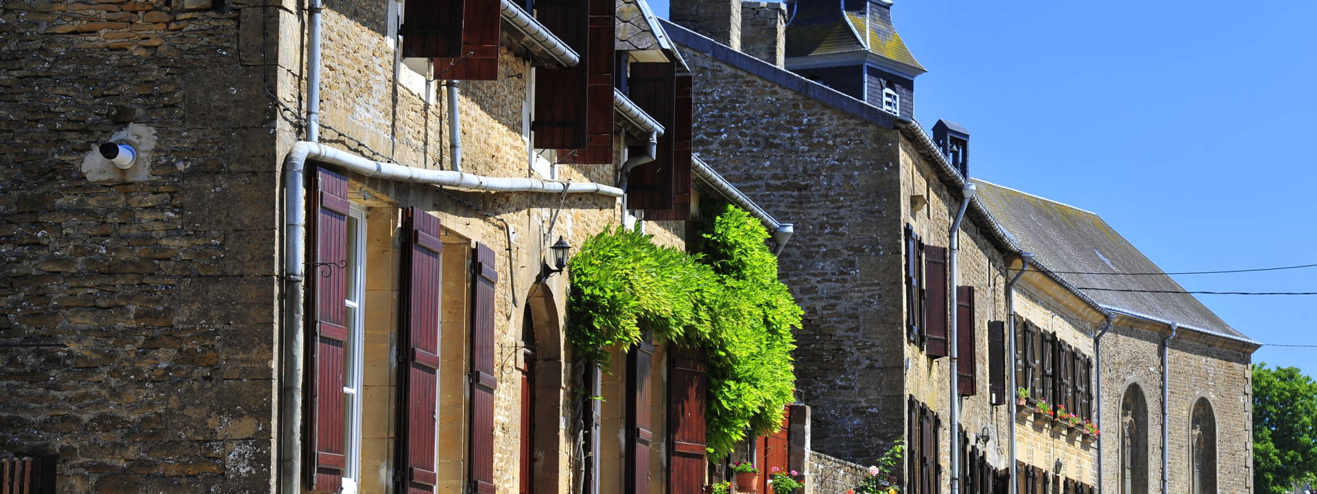 Village typique du territoire des Crêtes Préardennaises.