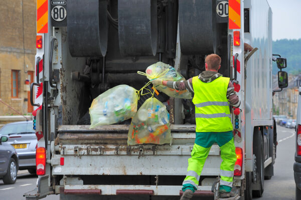 le ramassage des ordures ménagères par le Sicomar 